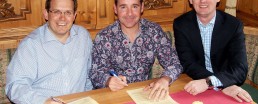 Michel Wolsink ondertekent zijn contracten voor een meerjarige internationale muziekcarrière.